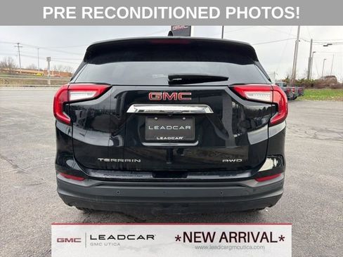 Used 2022 GMC Terrain SLE w/ Driver Convenience Package image 4