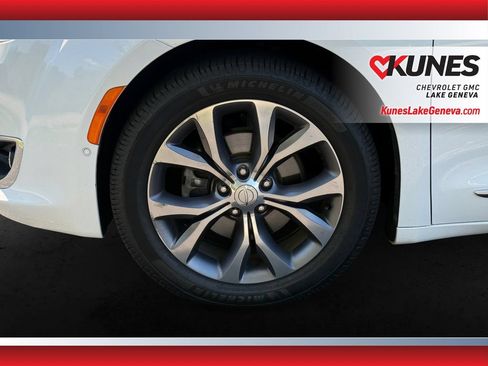Used 2018 Chrysler Pacifica Limited w/ Advanced Safetytec Group FWD image 11