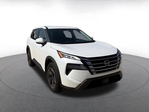 Used 2024 Nissan Rogue SV FWD image 3