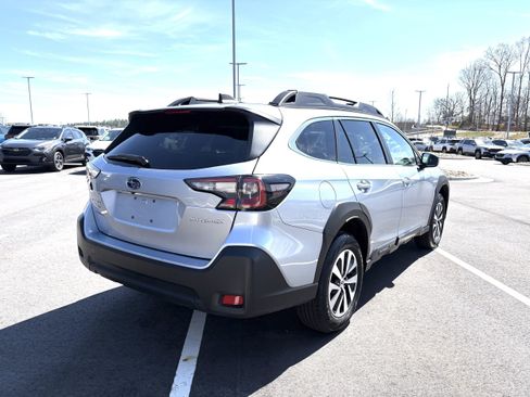 Used 2025 Subaru Outback Premium image 9