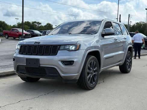 Used 2019 Jeep Grand Cherokee Altitude AWD/4WD image 2
