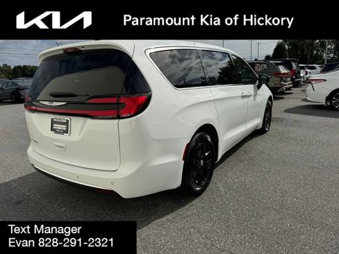 Used 2024 Chrysler Pacifica Touring-L image 22