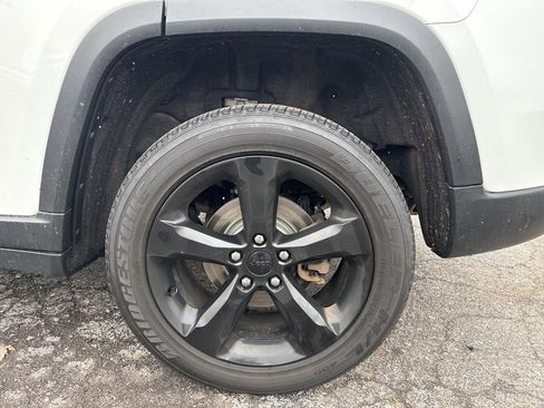 Certified 2023 Jeep Grand Cherokee Altitude image 31