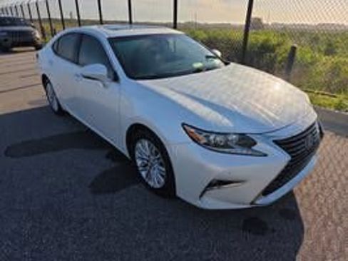 Used 2017 Lexus ES 350 w/ Premium Package FWD image 2