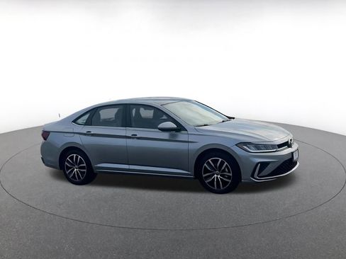 Used 2025 Volkswagen Jetta SE image 2