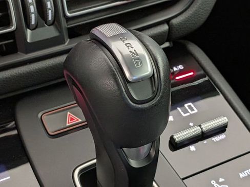 Used 2023 Porsche Macan Base image 25