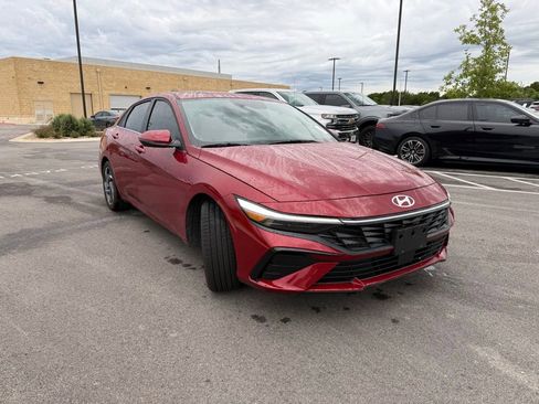 Used 2025 Hyundai Elantra Limited FWD image 3