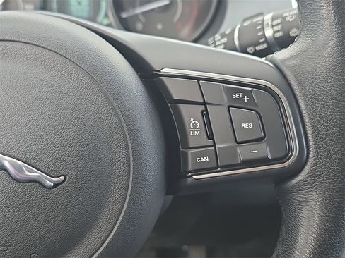 Used 2019 Jaguar E-PACE SE image 21