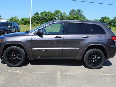 Used 2021 Jeep Grand Cherokee Laredo X image 2