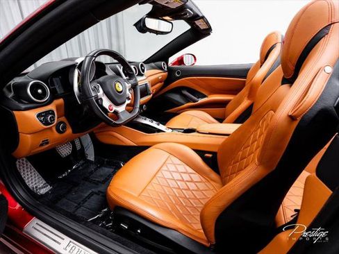 Used 2017 Ferrari California T RWD image 32