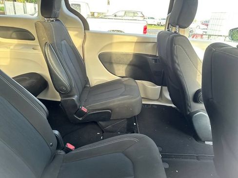 Used 2023 Chrysler Voyager LX FWD image 3