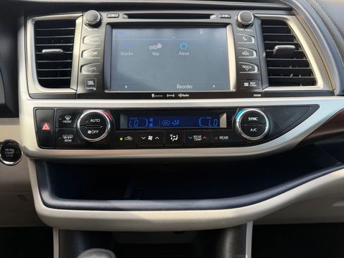 Used 2016 Toyota Highlander Limited Platinum image 16