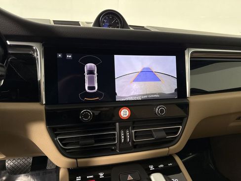 Certified 2025 Porsche Macan image 30