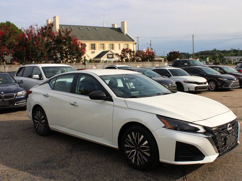 Used 2024 Nissan Altima 2.5 SV FWD image 7