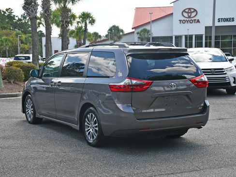 Used 2020 Toyota Sienna XLE image 3