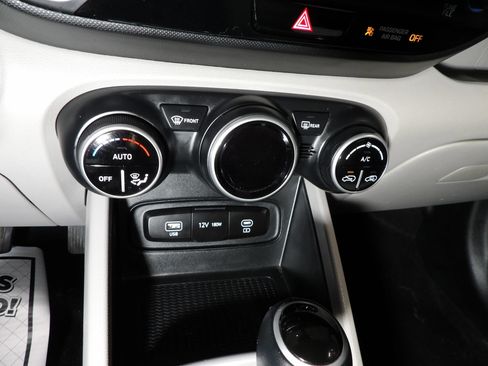 Used 2025 Hyundai Venue SEL FWD image 14