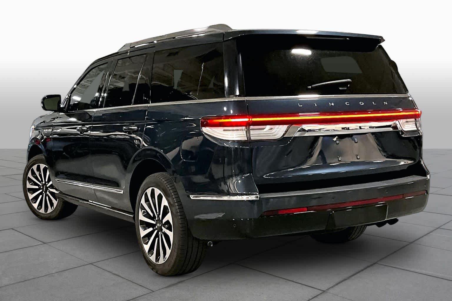 Used 2022 Lincoln Navigator Reserve AWD/4WD image 11