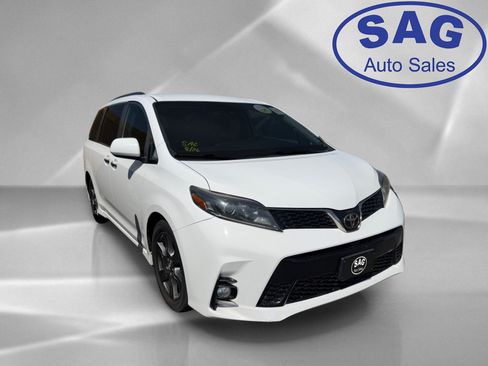 Used 2020 Toyota Sienna SE w/ Carpet Mat Package FWD image 2