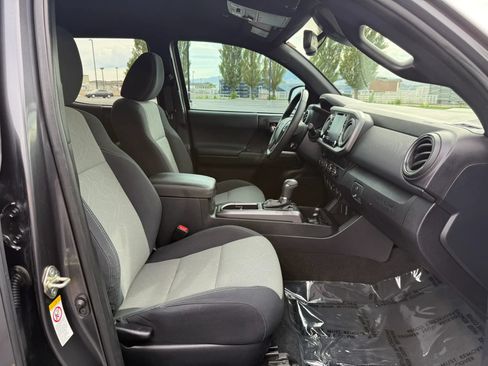Used 2020 Toyota Tacoma TRD Sport w/ Technology Package AWD/4WD image 18