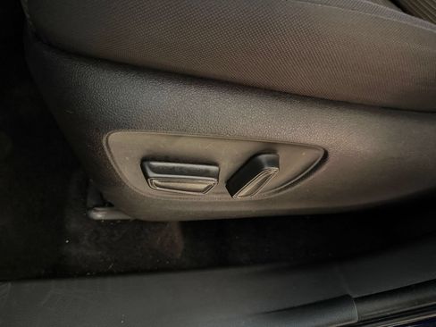 Used 2025 Toyota Highlander LE FWD image 18