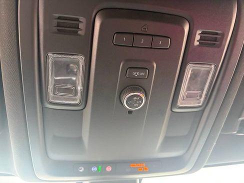 Used 2022 Chevrolet Suburban Z71 AWD/4WD image 13