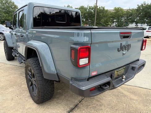 Used 2024 Jeep Gladiator Sport AWD/4WD image 3