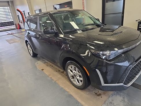 Used 2023 Kia Soul S FWD image 2
