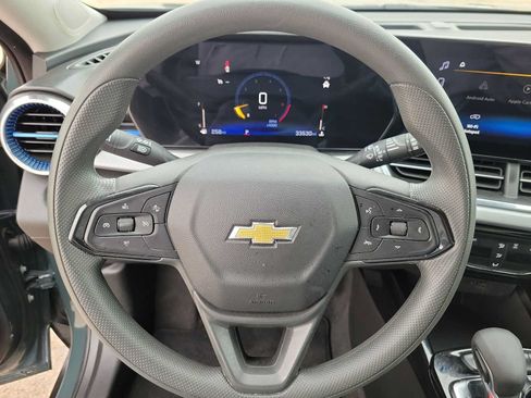 Used 2025 Chevrolet Trax LT FWD image 19