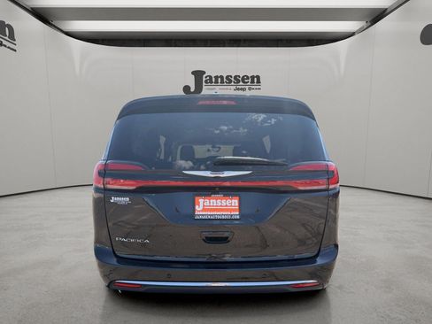 Used 2023 Chrysler Pacifica Touring-L FWD image 3