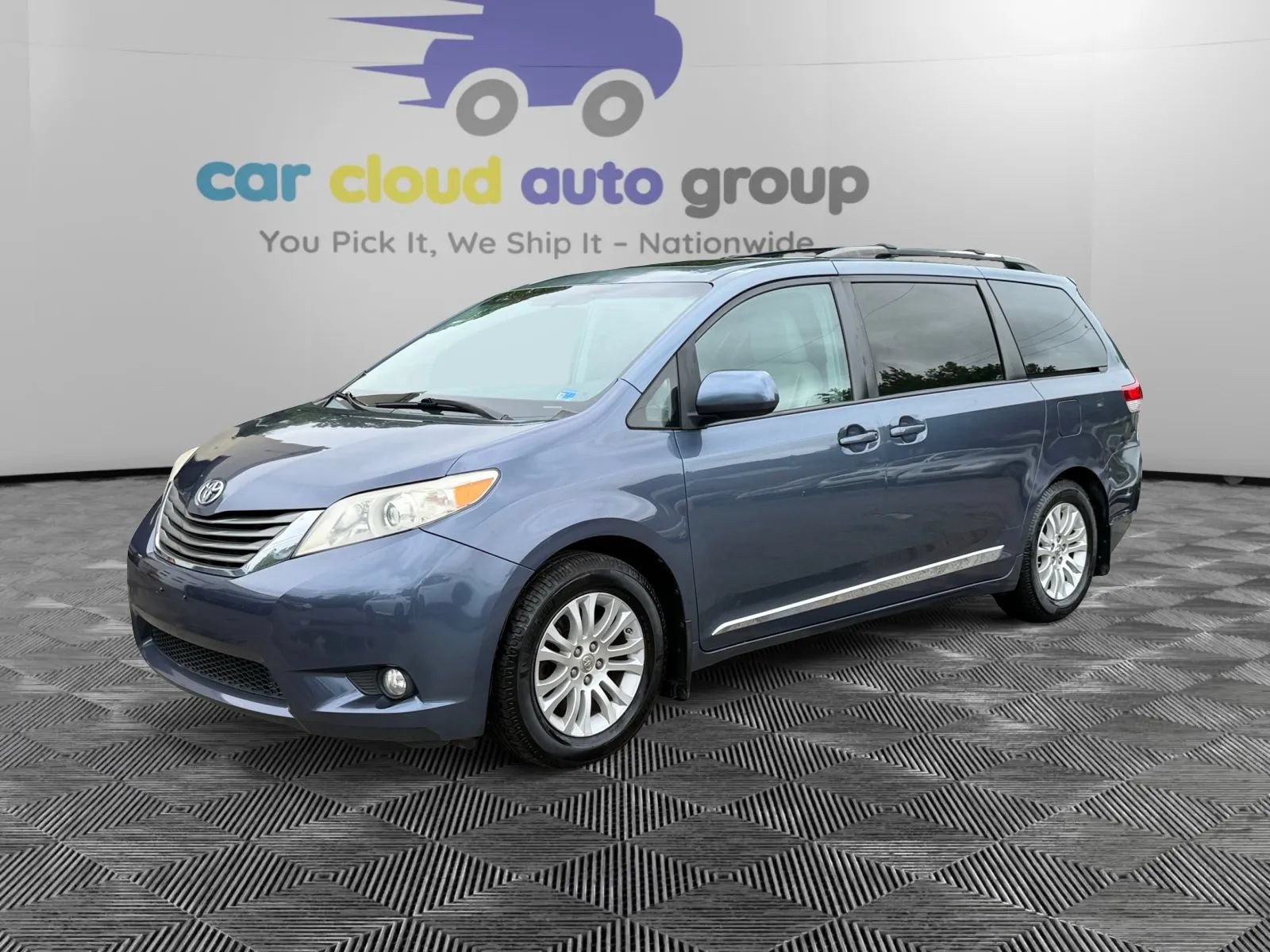 Used 2013 Toyota Sienna XLE FWD image 1