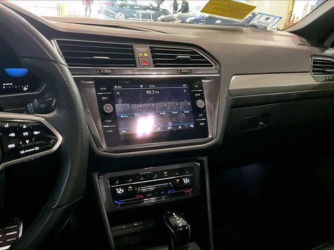 Used 2022 Volkswagen Tiguan SE R-Line image 7