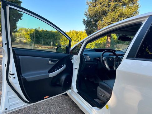 Used 2013 Toyota Prius Four w/ Deluxe Solar Roof Pkg FWD image 23