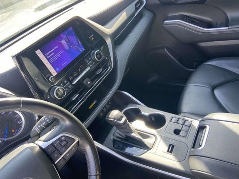 Used 2023 Toyota Highlander XLE FWD image 28