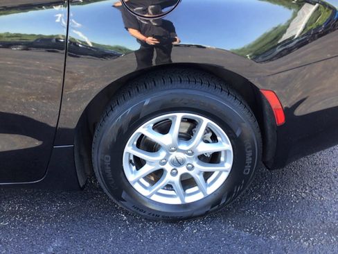 Certified 2023 Chrysler Pacifica Touring-L FWD image 7