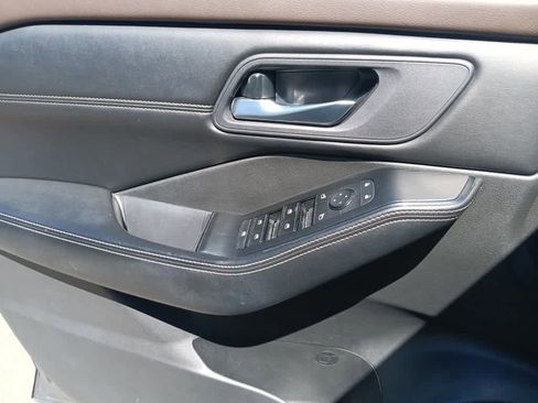 Used 2022 Nissan Rogue SV w/ SV Premium Package AWD/4WD image 14
