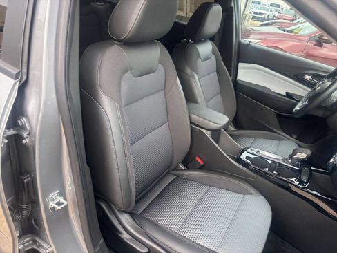 Used 2025 Chevrolet Trax LT w/ LT Convenience Package FWD image 30