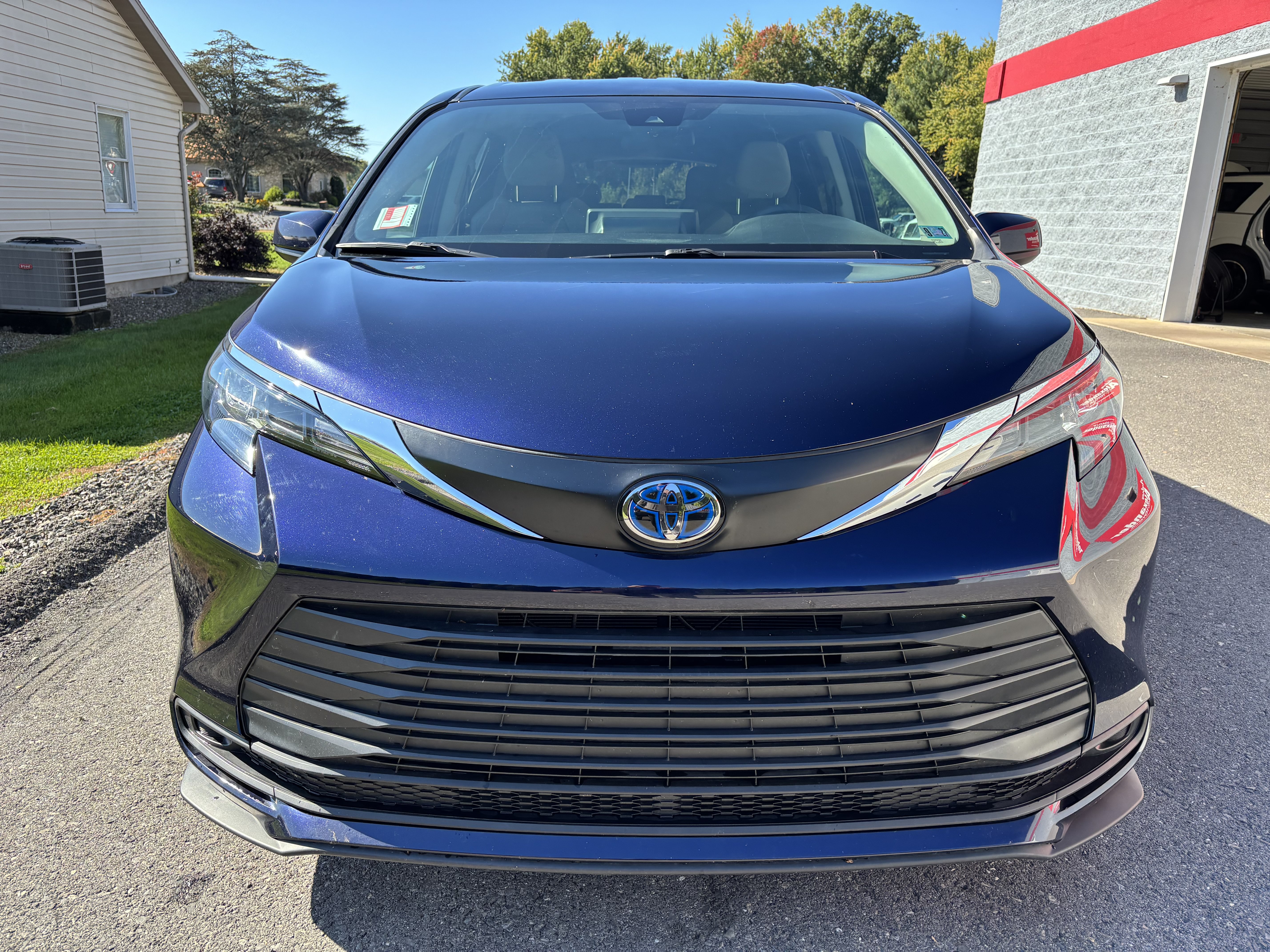 Used 2024 Toyota Sienna LE AWD/4WD image 9