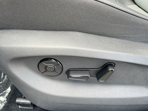 New 2025 Volkswagen Tiguan SE image 37