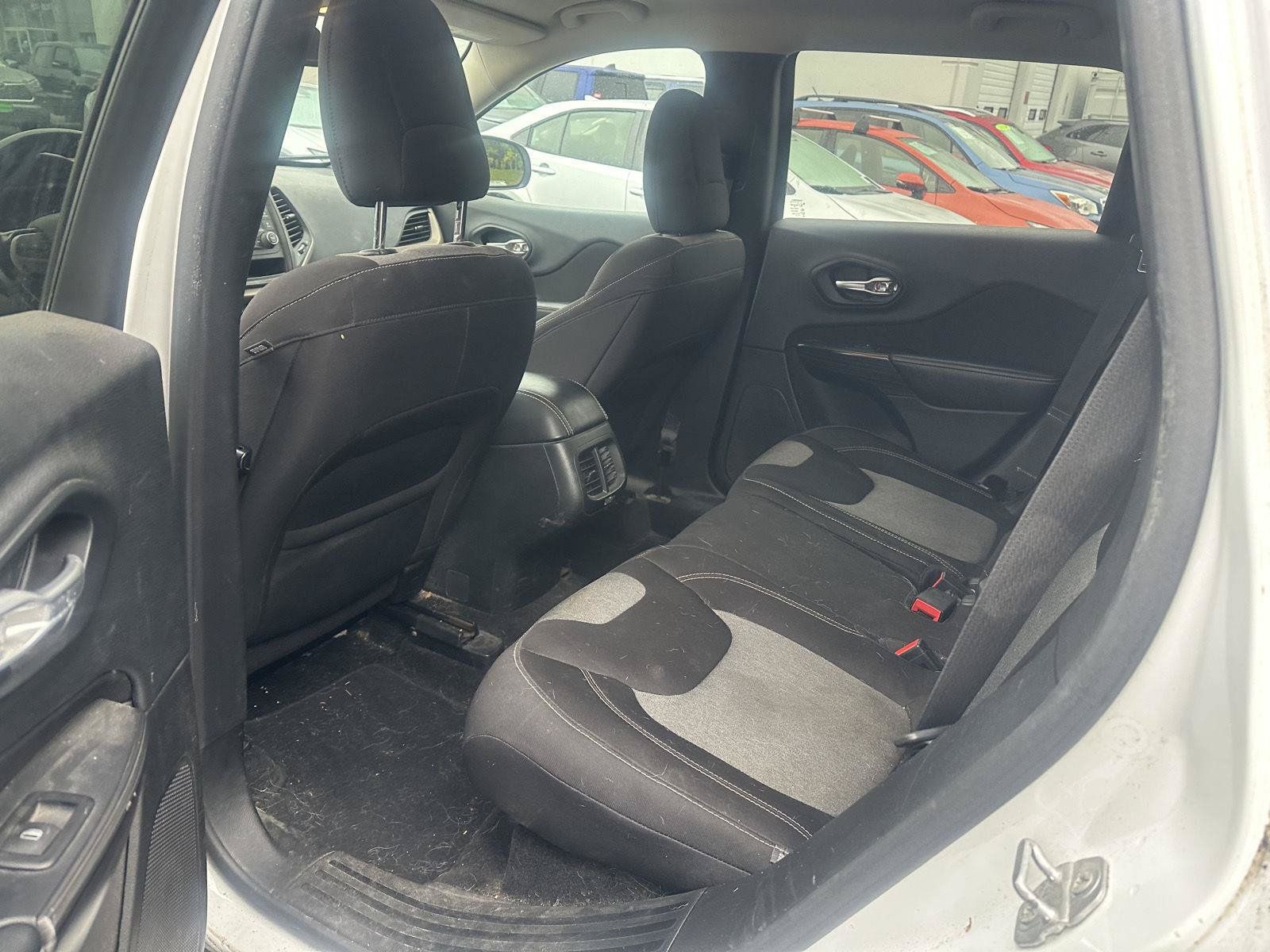 Used 2015 Jeep Cherokee Sport FWD image 9