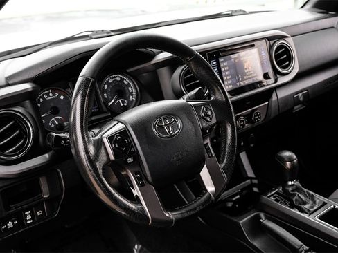 Used 2019 Toyota Tacoma TRD Off-Road image 12
