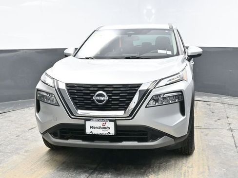 Used 2023 Nissan Rogue SV image 2