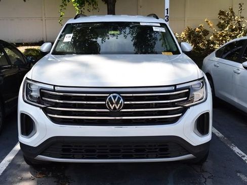 Used 2025 Volkswagen Atlas SE AWD/4WD image 3