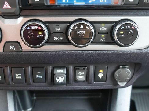 Used 2018 Toyota Tacoma Limited AWD/4WD image 18