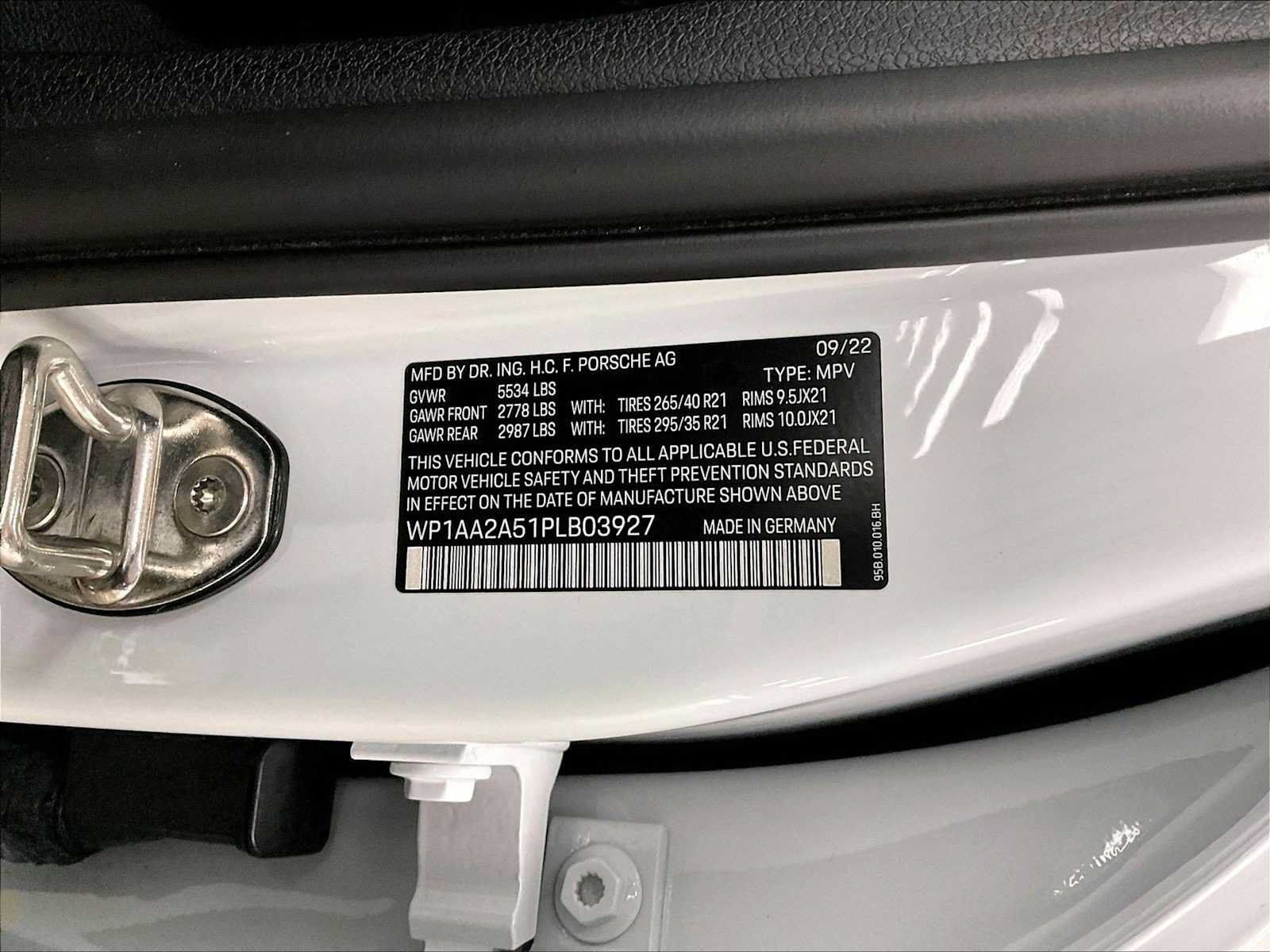 Certified 2023 Porsche Macan AWD/4WD image 36