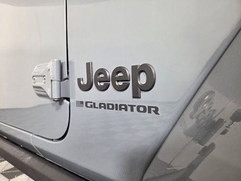 Certified 2025 Jeep Gladiator Willys image 31