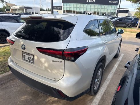 Used 2021 Toyota Highlander LE FWD image 6