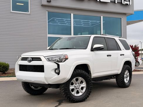 Used 2023 Toyota 4Runner SR5 Premium w/ Moonroof Package AWD/4WD image 4