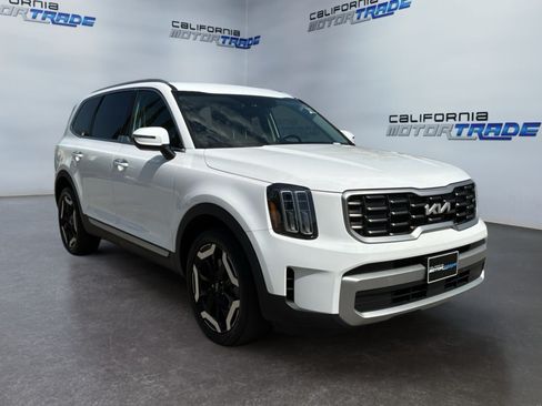 Used 2023 Kia Telluride S AWD/4WD image 3