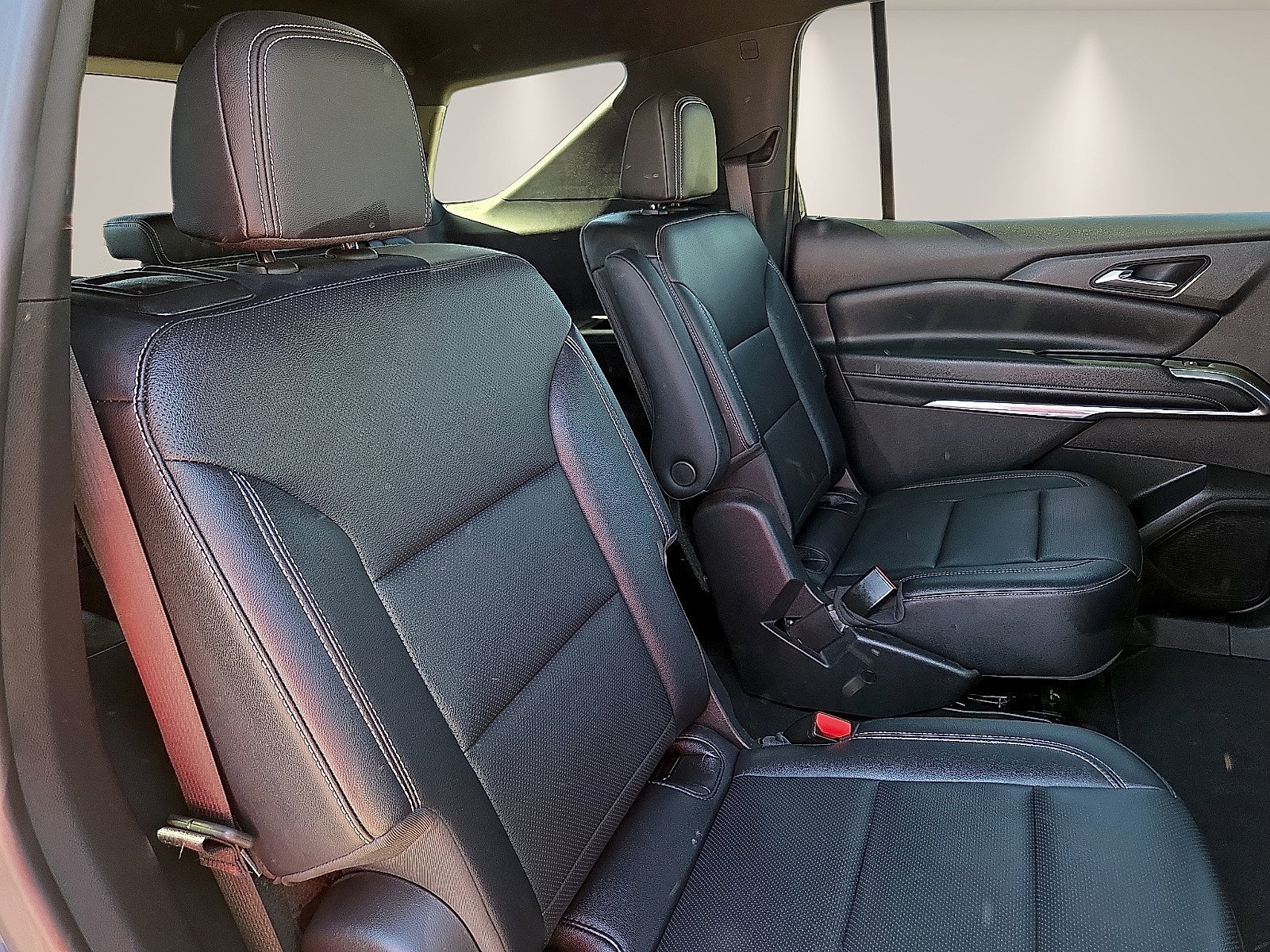 Used 2025 Chevrolet Traverse LT FWD image 9
