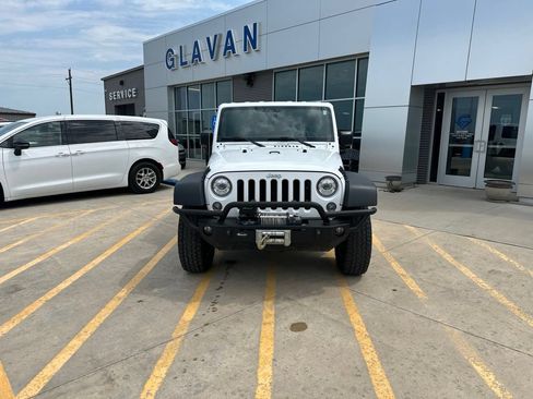 Used 2017 Jeep Wrangler Rubicon w/ Connectivity Group AWD/4WD image 2